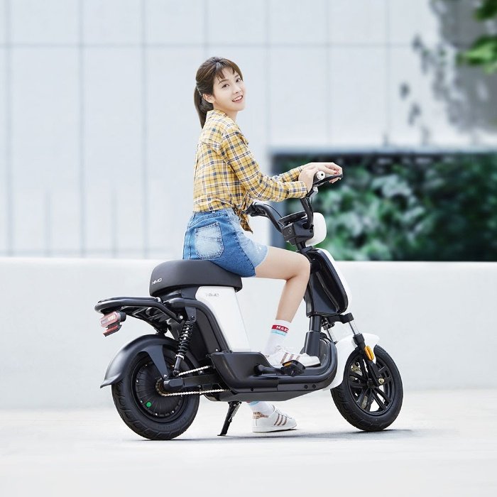 Gặp tình huống bạn thân đang hôn lên chiếc xe đạp điện trong mơ