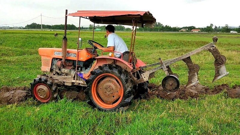 Giải mã giấc mơ thấy máy cày mang điềm báo gì? Đánh con gì trúng lớn?